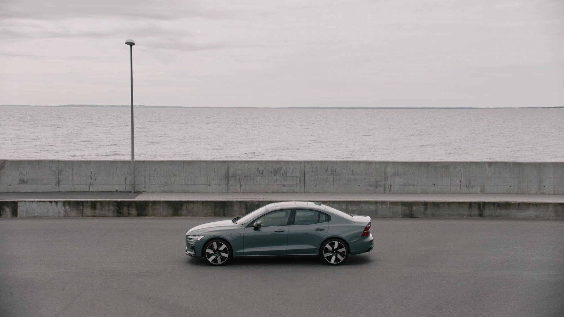 S60 Recharge T8, Thunder Grey